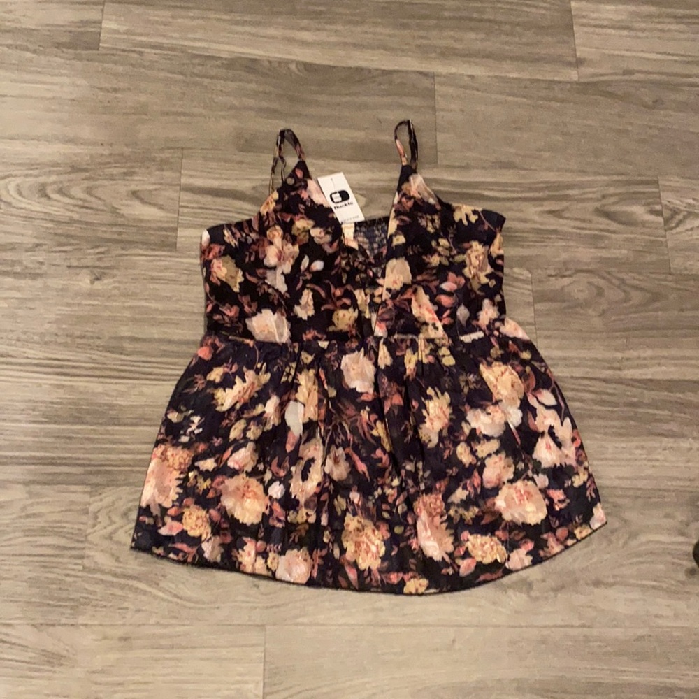 Cute floral flowy tanktop!